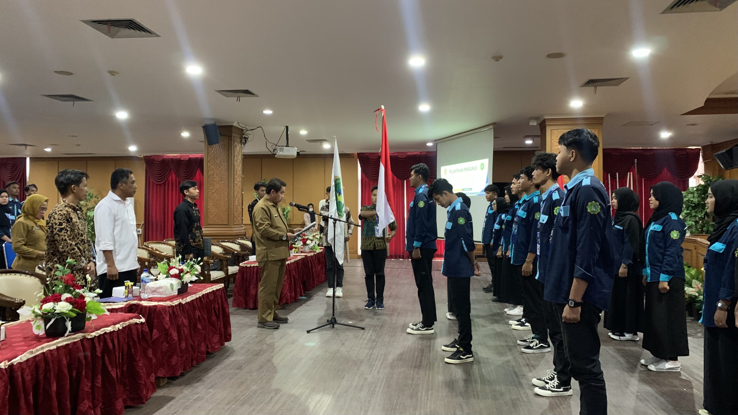 Foto: Pengurus Forum Komonikasi Mahasiswa (FKMK) Kabupaten Penajam Paser Utara (PPU) Periode 2023-2024 resmi dilantik oleh Kepala Dinas Pendidikan dan Olahraga (Disdikpora) Kabupaten PPU Alimuddin, Senin (22/1/2024). (CahayaBorneo.com)