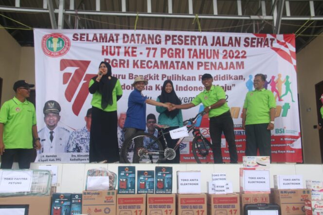 
					Lepas Jalan Sehat HUT PGRI, Tohar Sampaikan Catatan Penting Kepada Guru