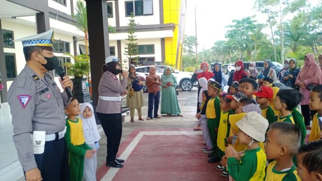 
					Rombongan TK Aba III Waru Datangi Mapolres PPU