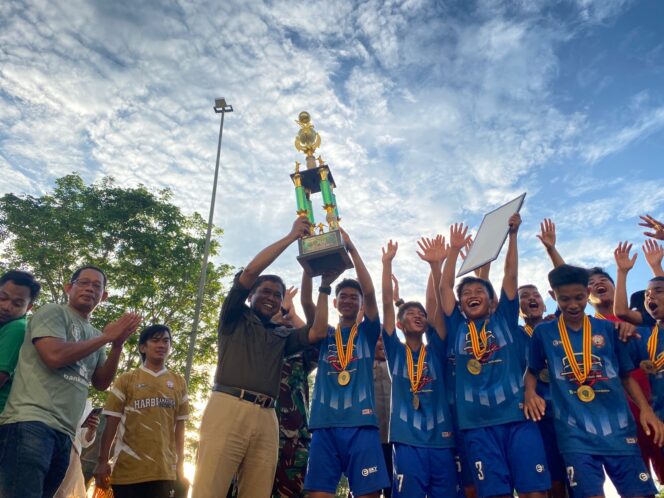
					Hamdam Resmi Tutup Turnamen Sepak Bola Piala Bupati Cup I di PPU