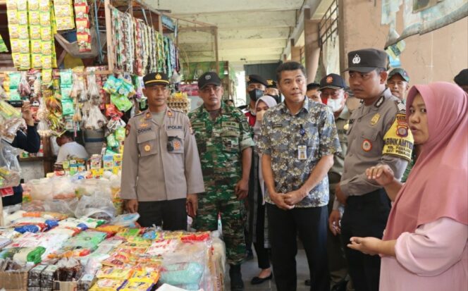 
					Jelang Nataru, Polsek Penajam Pastikan Ketersediaan Bahan Pokok Aman di Pasar Tradisional 