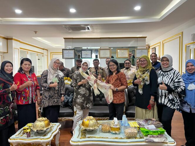 
					Kagama Kaltim Kenalkan Bati Eco Print kepada Pemda PPU | Poto: Istimewa