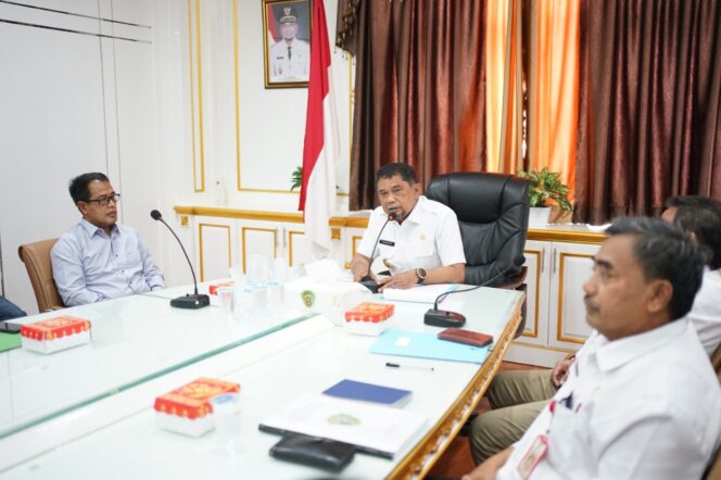 
					Bupati Penajam Paser Utara (PPU) Hamdam hadir sekaligus menyerahkan secara langsung Surat Keputusan (SK) Izin Usaha Perkebunan (IUP) | Poto: Istimewa