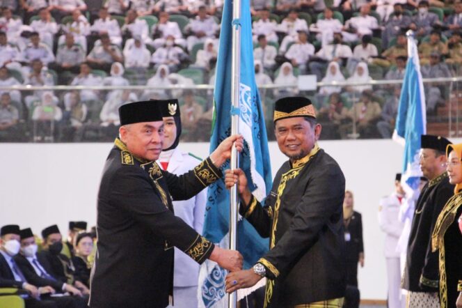 
					Gubernur Kalimantan Timur (Kaltim) Isran Noor memberikan Penghargaan Panji-Panji Keberhasilan Pembangunan kepada Bupati Penajam Paser Utara (PPU) Hamdam | Poto: Istimewa
