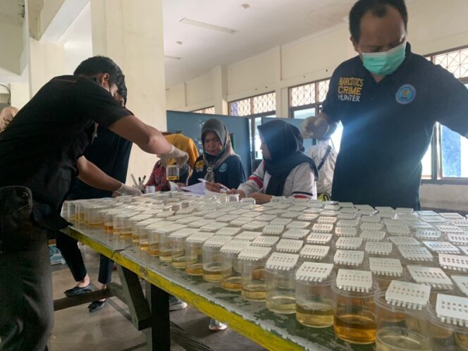
					BNK Kabupaten PPU Mengambil Sempel Urin Honorer dan PNS | Poto: Tim Cahayaborneo.com