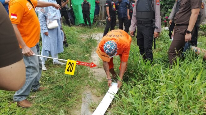 
					Pelaku KDS (54) Melakukan Adegan Rekontruksi Pembunuhan Pria Petung | Poto:Istimewa