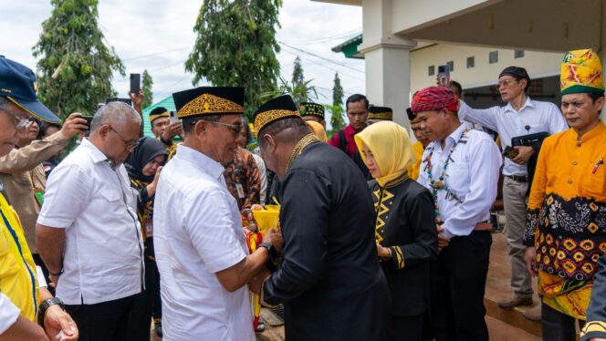 
					Caption : Kepala Staf Kepresidenan Dr. Moeldoko bertemu tokoh masyarakat adat di lokasi ibu kota negara (IKN) Nusantara, di kabupaten Penajam Paser Utara, Kalimantan Timur | Poto: Istimewa