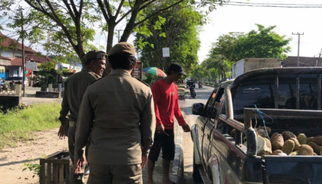 
					Caption: Satpol PP PPU sedang menertibkan PKL yang berjualan di pinggiran jalan atau trotoar | Poto: Istimewa