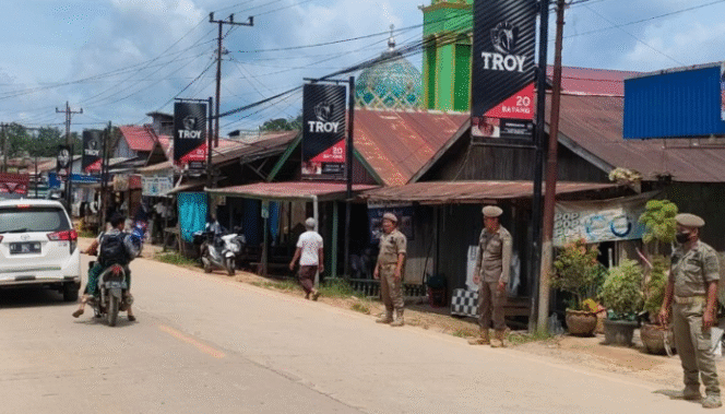 
					Caption: Personel Satpol PP Kabupaten Penajam Paser Utara (PPU) melakukan pengamanan kunjungan Presiden Joko Widodo di kawasan Ibu Kota Negara (IKN) Nusantara | Poto: Istimewa