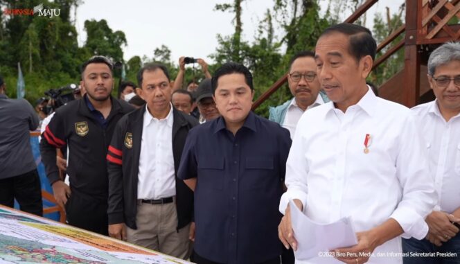 
					Caption: Presiden Joko Widodo dan beberapa Menteri Meninjau Lokasi Pembangunan IKN Nusantara | Poto: Tangkapan Layar Siaran Pers Sekretariat Presiden RI di Youtube