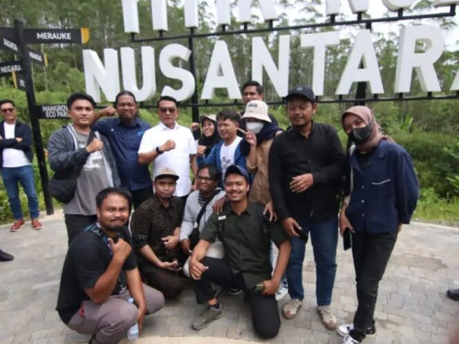 
					Kepala Staf Kepresidenan Republik Indonesia (RI) Moeldoko bersama wartawan Provinsi Kalimantan Timur | Poto: Istimewa
