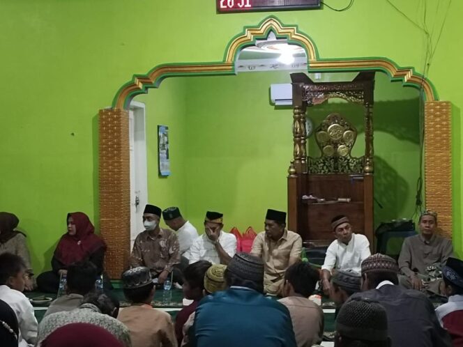 
					Bupati PPU Hamdam menghadiri peringatan Isra Mi'raj Nabi Muhammad SAW 1444 Hijriyah di Mushola Baitul Mustaqim, Desa Api-api, Kecamatan Waru, Sabtu, (11/2) malam.