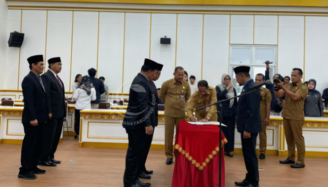 
					Caption: Bupati Penajam Paser Utara Hamdam melantik 12 Jabatan Tinggi Pratama atau Eselon II lingkup Pemerintah Kabupaten PPU, Senin (27/3/2023) | Poto: Tim CahayaBorneo.com