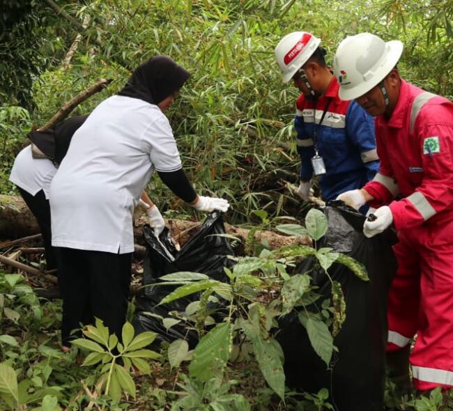 Pertamina EP Tanjung Field Gelar Gerakan Bersih Sungai Bersama Masyarakat Tabalong