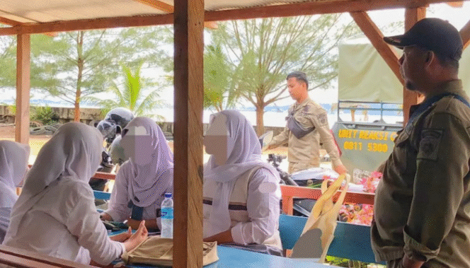 
					Caption: Satuan Polisi Pamong Praja (Satpol-PP) Kabupaten Penajam Paser Utara (PPU) tertibkan para pelajar yang berkeliaran di Pantai Nipah-Nipah saat jam sekolah | Poto: Istimewa
