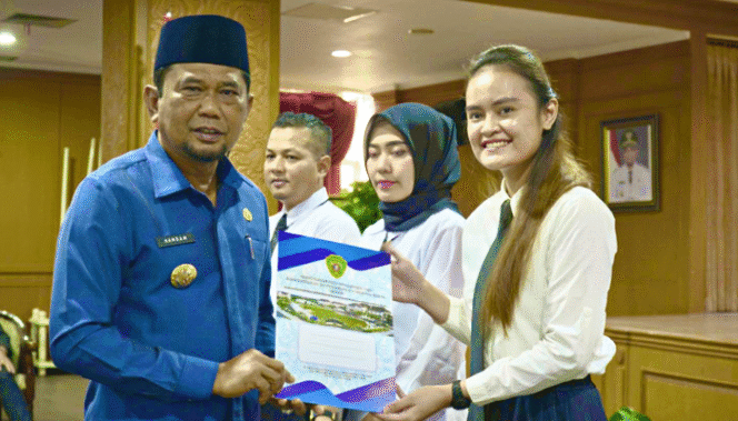 
					Caption: Bupati PPU Hamdam memberikan SK Pengangkatan PPPK 116 Tenaga Kesehatan | Poto: Istimewa