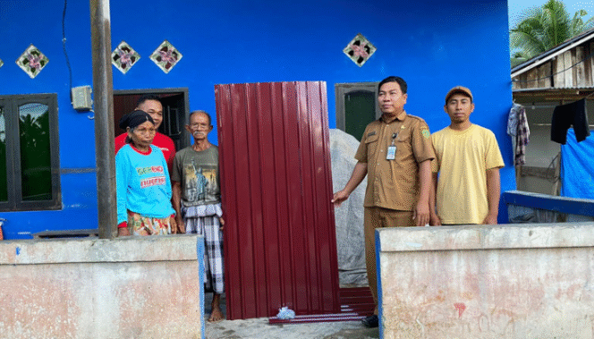 
					Caption: BPBD Penajam Paser Utara (PPU) beri bantuan seng kepada korban angin puting beliung | Poto: Istimewa