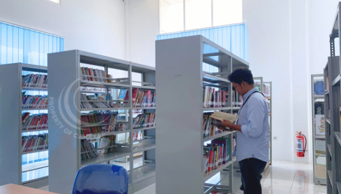
					Captain: Seseorang pria warga Kecamatan Penajam sedang membaca buku di Perpustakaan Umum Daerah Penajam Paser Utara (PPU) | Poto: Tim Redaksi CahayaBorneo.com