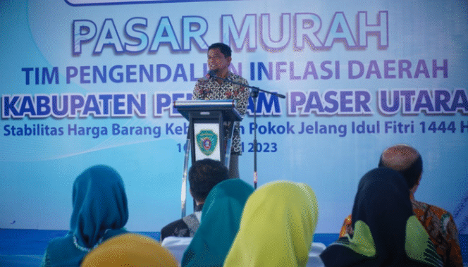 
					Caption: Bupati PPU Hamdam saat melaunching giat pasar murah di wilayah Desa Babulu Darat Kecamatan Babulu | Poto: Istimewa
