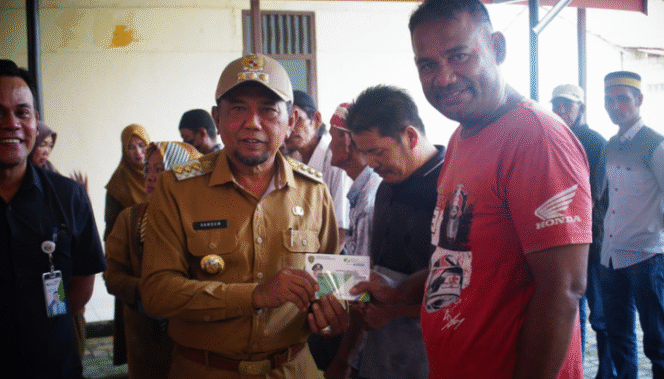 
					Caption: Bupati PPU Hamdam secara simbolis serahkan kartu jaminan sosial ketenagakerjaan bagi pekerja rentan di Kelurahan Penajam, kabupaten PPU, Selasa, (17/4/2023). Poto: Istimewa