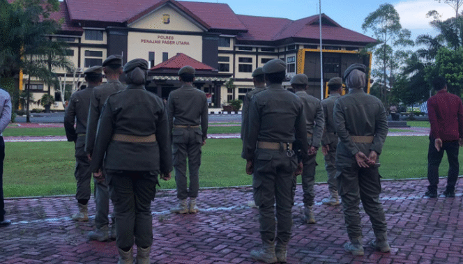 
					Caption: Satuan Polisi Pamong Praja (Satpol-PP) Kabupaten Penajam Paser Utara (PPU) mengikuti giat apel pasukan pengamanan malam takbiran hari raya Idul Fitri 1444 Hijriah Tahun 2023 bersama jajaran Kepolisian Resor (Polres) PPU di Mapolres, Jumat (21/4/2023). Poto: Dok. Istimewa
