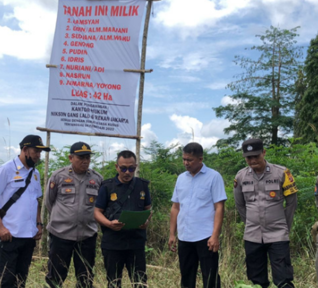 Satpol-PP Cabut Spanduk Pengakuan Lahan Tanah Rujab Bupati PPU di Sepaku