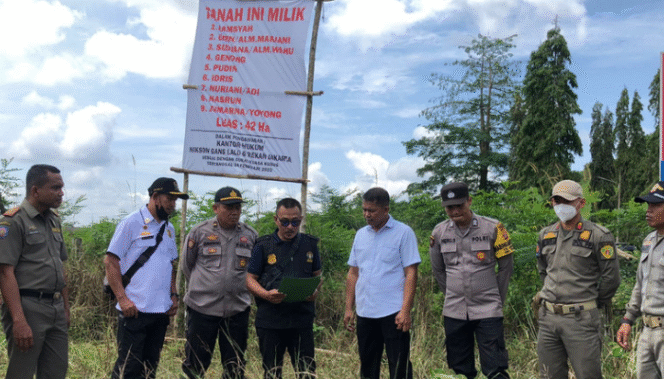 
					Caption: Anggota Satpol-PP Kabupaten Penajam Paser Utara mencabut spanduk ilegal di Rujab Bupati PPU, Trunan, Kecamatan Sepaku. Poto: Istimewa