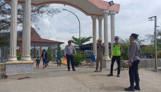 
					Caption: Personel Satuan Polisi Pamong Praja (Satpol PP) Kabupaten Penajam Paser Utara (PPU) melakukan pengamanan pada salah satu objek wisata pada masa liburan Idul Fitri 1444 Hijriah. Poto: Istimewa