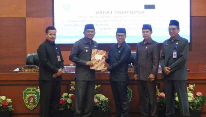 
					Caption: Bupati Penajam Paser Utara (PPU), H. Hamdam hadiri Rapat Paripurna Dewan Perwakilan Rakyat Daerah (DPRD) Kabupaten PPU dalam rangka Penyampaian Rekomendasi DPRD Kabupaten PPU terhadap Laporan Keterangan Pertanggungjawaban (LKPJ) kepala Daerah Tahun Anggaran (TA) 2022, Jumat, (28/4/2023) di Gedung Paripurna DPRD kabupaten PPU. Poto: Istimewa