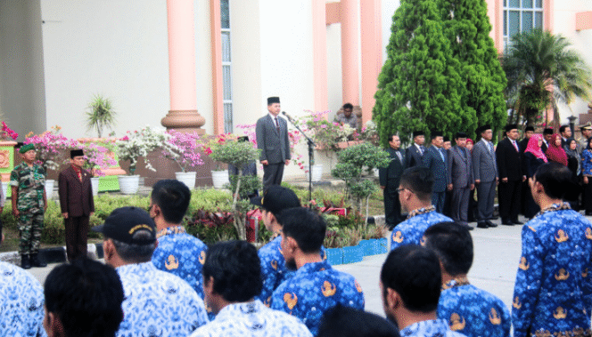 
					Sekretaris Daerah (Sekda) Kabupaten Penajam Paser Utara (PPU), Tohar pimpin upacara peringatan Hari Otonomi Daerah (Otda) XXVII Tahun 2023 di lingkungan Pemkab PPU. Poto: Istimewa