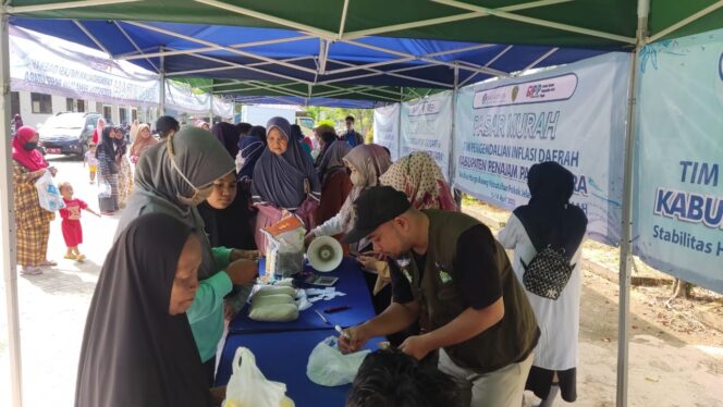 
					Caption: Suasana Pasar Murah Ramadan di Kecamatan Penajam, Kabupaten Penajam Paser Utara | Poto: Tim CahayaBorneo.com