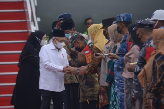 
					Caption: Pangdam VI/Mulawarman Mayjen TNI Tri Budi Utomo di dampingi Ny. Rahma Tri Budi Utomo menyambut kedatangan Wakil Presiden Republik Indonesia Prof. Dr. (H.C.) K. H. Ma'ruf Amin | Poto: Istimewa