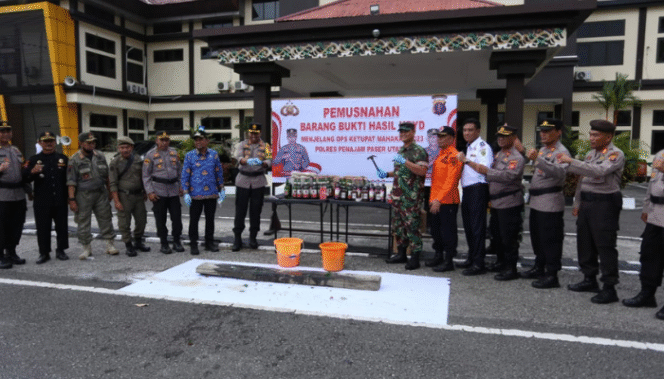 
					Caption: Bupati Penajam Paser Utara (PPU), H. Hamdam pimpin langsung Apel Gelar Pasukan Operasi Ketupat Mahakam 2023 dalam rangka pengamanan Idul Fitri 1444 Hijriyah. Poto: Dok. Istimewa