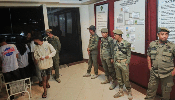 
					Caption: Satuan Polisi Pamong Praja (Satpol-PP) Kabupaten Penajam Paser Utara (PPU) menyiagakan sepuluh personel pada pembukaan Liga Ramadhan Benuo Taka Futsal 2023 di Stadion Dome Anden Oko | Poto: Istimewa