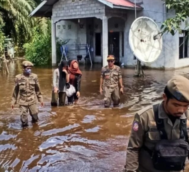 Personel Satpol-PP Bantu Evakuasi Warga Terdampak Banjir di Desa Sumber Sari Kecamatan Babulu