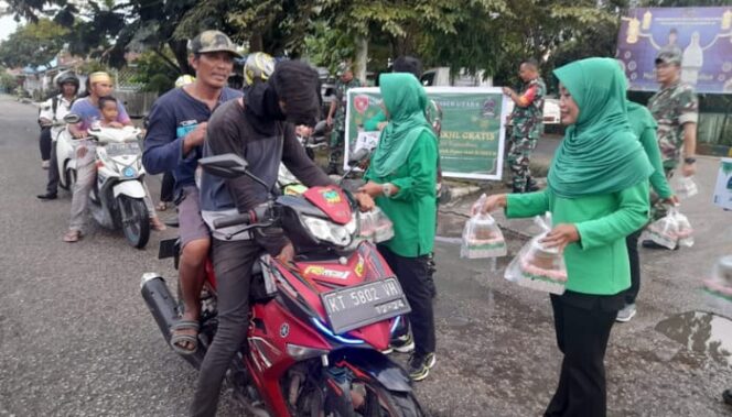
					Caption: Anggota Koramil 0913/Penajam dan Anggota Persit KCK Ranting 2 Penajam bagikan takjil bagi pengendara di Kelurahan Penajam | Poto: Istimewa