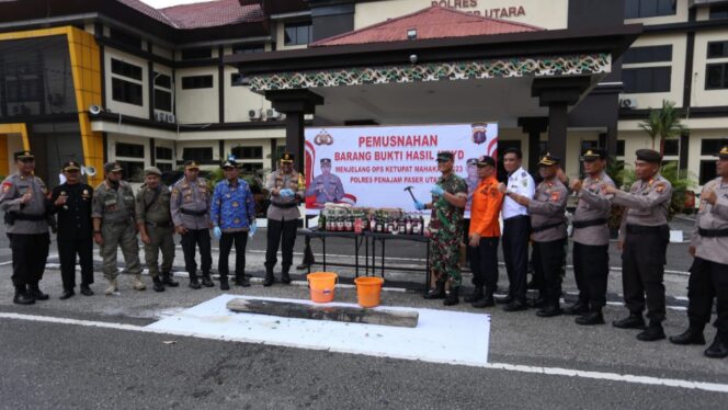 
					Caption: Personel Satuan Polisi Pamong Praja (Satpol-PP) Kabupaten Penajam Paser Utara (PPU) turut hadir dalam kegiatan pemusnahan barang bukti hasil giat cipta kondisi Kegiatan Rutin Yang Ditingkatkan (KRYD). Poto: Istimewa