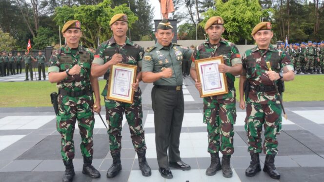 
					Kasdam VI/Mulawarman Brijen TNI Susilo mewakili Pangdam VI/Mulawarman menyerahkan piagam penghargaan kepada Prajurit Kodam VI/Mulawarman yang berprestasi. Balikpapan, 17/5/2023. Poto: Istimewa