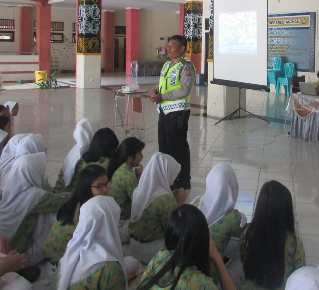 Kurangi Kecelakaan, Satgas TMMD Kodim 0907/Trk Berikan Penyuluhan Tertib Lalu Lintas