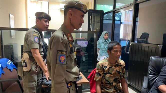 
					Sorang pria yang mengalami gangguan kejiwaan (ODGJ) diamankan petugas Satuan Polisi Pamong Praja (Satpol-PP) Kabupaten Penajam Paser Utara (PPU) Senin (15/5). Poto: Istimewa