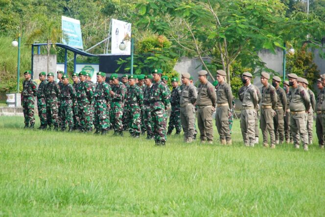 
					Satuan Polisi Pamong Praja (Satpol-PP) Kabupaten Penajam Paser Utara (PPU) mengikuti kegiatan pelaksana upacara dalam rangka memperingati Hari Lahirnya Pancasila Tahun 2023 di Lapangan Upacara di depan Kantor Bupati PPUP PPU, Kamis (1/6/2023). Poto: Istimewa