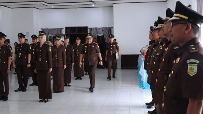 
					Kejaksaan Negeri (Kejari) Penajam Paser Utara (PPU) Kalimantan Timur (Kaltim), melakukan upacara pengambilan sumpah/janji Pegawai Negeri Sipil (PNS) dan penyematan tanda pangkat pegawai Kejari PPU. Poto: Istimewa