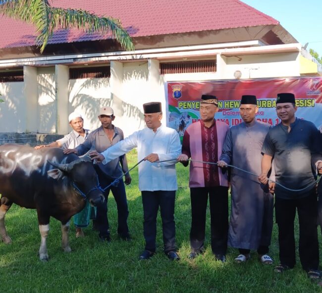 Polres PPU Qurban Lima Sapi dan Satu Kambing