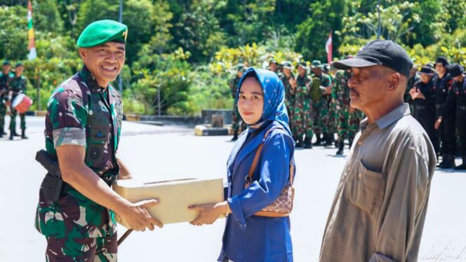 
					Pangdam VI/Mulawarman resmi menutup TMMD dalam Upacara penutupan TMMD Ke-116 TA 2023 secara serentak di halaman gedung Fakultas Kesehatan Universitas Borneo Tarakan, Kamis (8/6/2023). Poto: Istimewa