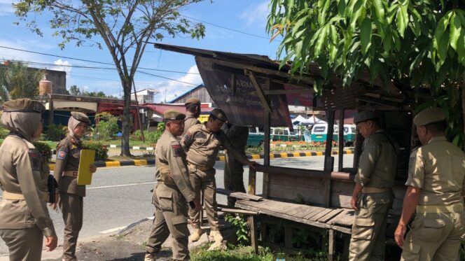 
					Satuan Polisi Pamong Praja (Satpol-PP) Kabupaten Penajam Paser Utara (PPU) Kalimantan Timur (Kaltim) kembali melakukan pengamanan dan penjagaan aset daerah di tanah Terminal Penajam. Poto: Istimewa