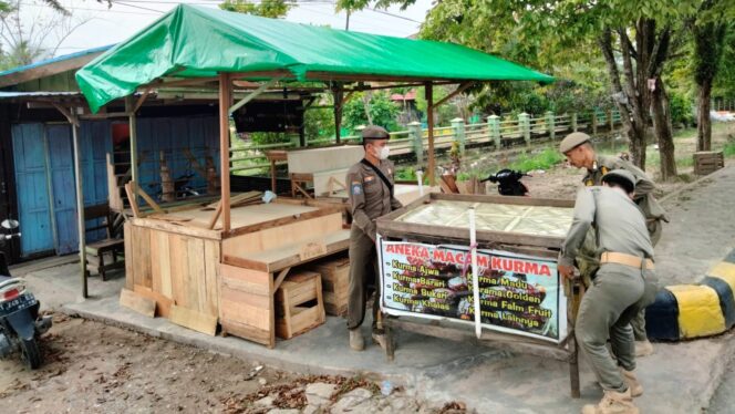 
					Satpol-PP Kabupaten Penajam Paser Utara sedang melakukan penertiban dan pengendalian terhadap pedagang kaki lima di Kelurahan Petung. Poto: Istimewa