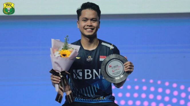 
					Pebulutangkis tunggal putra Indonesia Anthony Sinisuka Ginting sukses meraih gelar Singapore Open 2023. Poto: Istimewa