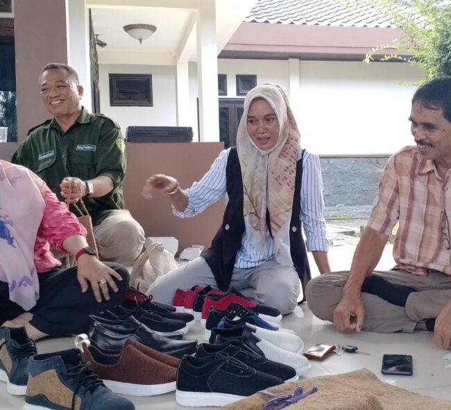 Diskukmperindag PPU Gelar Pelatih Pembuatan Sepatu Dalam Rangka Pertumbuhan Wirausaha Baru