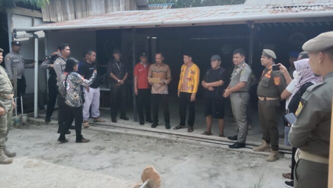 
					Satuan Polisi Pamong Praja (Satpol-PP) Kabupaten PPU melakukan pembongkaran pada cafe diduga menjual miras di Pantai Sipakario. Dok. Istimewa