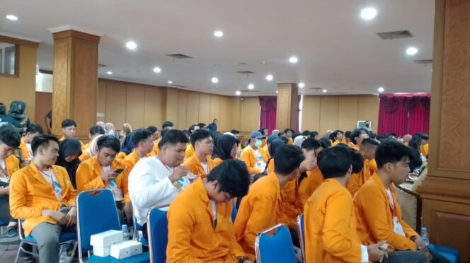 
					Poto: Pemerintah Daerah Penajam Paser Utara terima ratusan Mahasiswa UNIBA PPU yang akan melaksanakan kegiatan KKN di desa dan Kelurahan. (Dok. CahayaBorneo.com)
